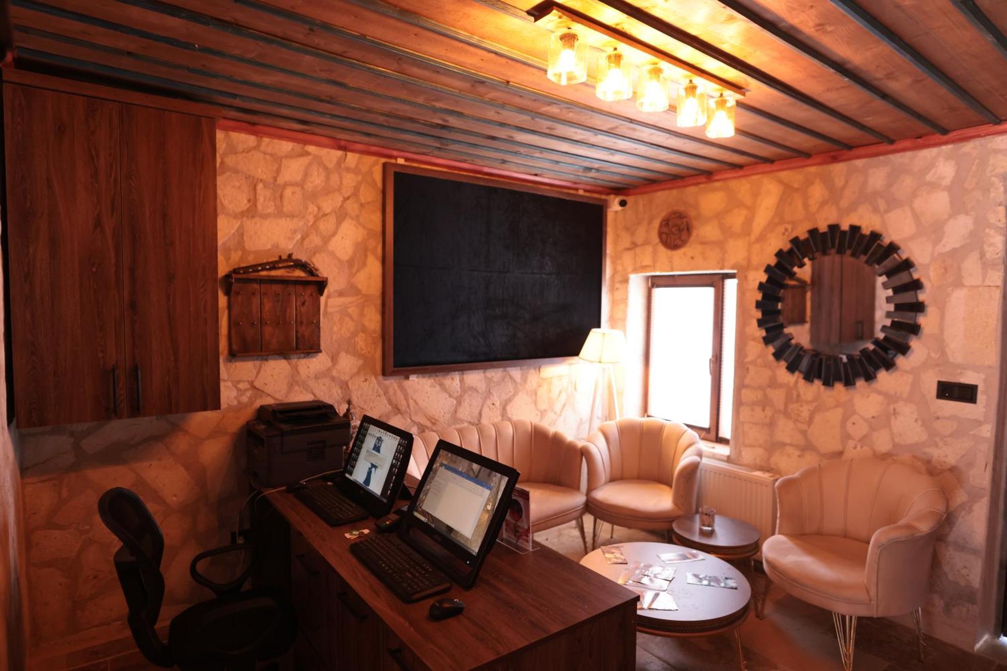 Stone Owl Otel & Restaurant Üchisar Bagian luar foto